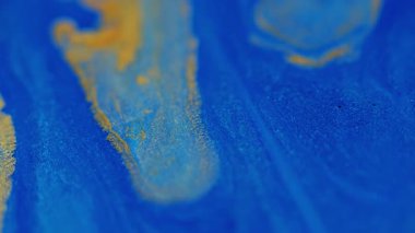 Parılda. Pigment sıvısı. Soyut akrilik zemin üzerinde hareket eden mavi renkli mermer emaye su kimyasal akışı.