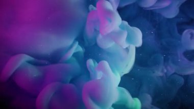 Floresan dumanı var. Sis mürekkebi kıvrılıyor. Renkli sprey akış karışımı parlak pigmentler. Mor mavi parıltı soyut arkaplan siyah desen.