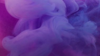 Parlak mürekkep. Buhar sanatı. Odaklanmamış mavi neon rengi sıvı duman pigmenti soyut arkaplanda yüzen akrilik sis.