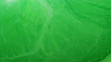 Mürekkep sıvısı akışı. Boya jeli. Odaklanamayan yeşil renk, soyut sanat akrilik ıslak yaratıcı arkaplan üzerine dalgalı su emülsiyon dokusu sıçratır.