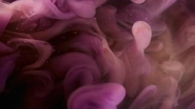 Mürekkep dokusu. Sis dalgası. Soyut sanat eserleri üzerine akan su sıvısında çözünmüş mor pembe pembe boya koyu siyah arka plan.