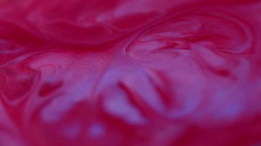 Dalga mürekkebi. Enamel sıvısı. Bulanık kırmızı neon akarsu sıvı kırmızı lekeler soyut sanat akrilik arka planda yayılıyor..