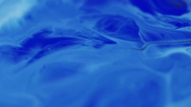 Mermer sıçradı. Soyut boya. Odaklanmamış mavi beyaz renk dalgalanma kimyasal doku su emülsiyon sıvısı sanat arka planında yüzüyor,