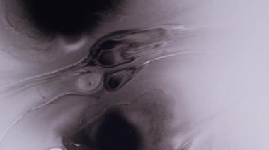 Boya lekesi. Islak leke. Beyaz akrilik akıntıya siyah leke düşer. Gri akışı harmanlayan soyut patlama bulanık arkaplanı çözer.