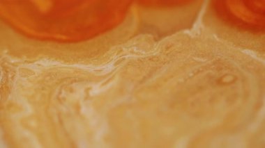 Mürekkep suyu. Mermer dokusu. Odaklanamayan sarı turuncu renk kimyasal sıvı sıvı parlak özü soyut sanat arka planına yayılıyor..