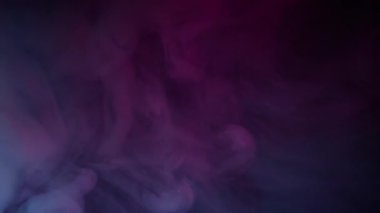 Sis sıvısı. Boya buharı. Siyah arkaplana dökülen mavi gri buhar pigmenti. Soyut sanat sıvısı odaklanmış sis sıçraması.