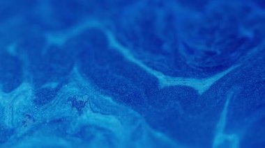 Parıltı karışımı. Akrilik diş minesi. Soyut sanat eseri ıslak arka plan üzerinde yüzen mavi renkli mermer boya su sıvısı dokusu.