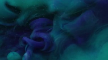 Bulut yayılıyor. Sis boyası. Soyut sanat yaratıcılığı arka planında büyüyen karıştırılmış mavi renkli sıvı karışım karışım sıvısı sıçraması.