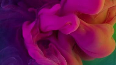 Buhar akışı. Duman spreyi. Turkuaz sıvıda parlak pembe sıvı patladı. Renk değiştirilmiş su soyut arkaplan üzerinde resim sıçraması.