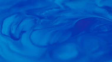 Mermer karışımı. Mürekkep gradyanı. Odaklanmamış mavi renk parıltılı su sıvısı yaratıcı ıslak diş minesi dokusu soyut arkaplanda daireler çiziyor.