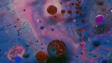 Mürekkep sıvısı. Suyu boya. Soyut akrilik sanat eserlerinin yaratıcı arka planında yüzen odaksız kırmızı mavi renkli parlak yağ yuvarlak sıvı.