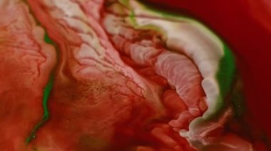 Mürekkep dalgası. Dalgacık sıvısı. Akrilik su damlasında çözünmüş kırmızı yeşil renkli boya soyut yaratıcı arka planda yayılıyor.