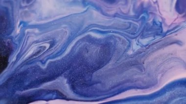 Akan lekeler. Dalgalanma dokusu. Odaklanmamış mavi mor renkli mürekkep rengi su simli madde parçacıkları soyut sanat arka planında dalgalanır.