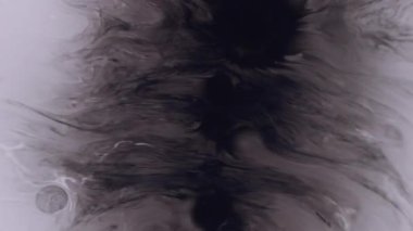 Mürekkep yayıldı. Sıçrama geçişi. Beyaz diş minesine damlayan mor boya. Kontrast sanat patlaması. Su soyut çözünürlüğü ortaya çıktı..