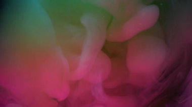 Puslu sanat patlaması. Renkli sis. Pembe yeşil neon bulutu siyah arkaplana yayılıyor. Mürekkep karışımı parlayan mistik çözünmüş sıvı.