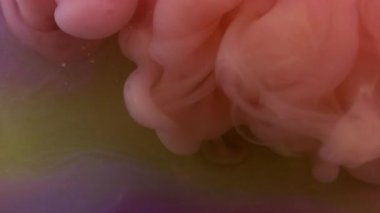 Buhar sıçraması. Dönen duman. Soyut sanat arka planında süzülen ruhani dumanı karıştıran mor renkli akrilik su mürekkebi..