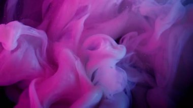 Bulut boyası. Pigment akışı. Gece arkaplanında pembe mor boya patlaması. Renkli, odaksız, soyut esinti. Sanat menekşesi sisinde ışıldıyor..