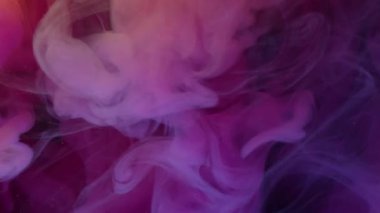Su altı mürekkebi. Duman üfleme. Gizemli boya akışı sis sıvısına sıçrar. Mor pembe boya bulanık dalga fırtına görüntüsü soyut arkaplan.