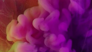 Puslu sanat patlaması. Renkli sis. Emülsiyon arka planında parlak mor bulut girdabı. Asit damlası karışımı parlaklığı çözünmüş sıvı.