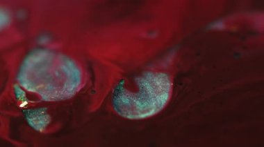 Soyut petrol. Kaleydoskop sanatı. Odaklanmamış kırmızı kırmızı boya damlası. Parlak su sıvısı. Yaratıcı ıslak doku koyu siyah arkaplan..