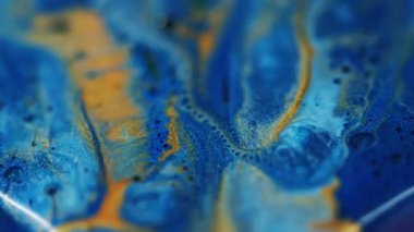 Kabarcık boyası. Damla akışı. Odaklanmamış mavi sarı pigment. Yağlı su, sıvı kimyasal sıvı. Soyut sanat arka planında hareket ediyor..