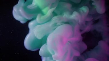 Haze yayıldı. Boya akışı. Işıldayan arka planda yeşil mor sıvı sis dalgası spreyi. Renkli soyut pigment karışımı üfleme bulanıklığı siyah.