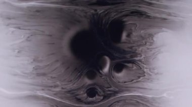 Mürekkep yayıldı. Sıçrama geçişi. Beyaz diş minesine siyah boya damlıyor. Kontrast sanat patlaması soyut su çözünmüş dağınık arkaplan.