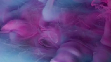 Ruhsal duman. Karışık renk. Odaklanmamış pembe pembe mürekkep, su buharı. Soyut yaratıcı dokuda yüzen sıvı içinde dönen sis..