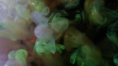 Sihirli buhar Parıltı yayılıyor. Renkli fantezi dumanı akışı titreşimli boya karışımı. Odaklanmamış mürekkep siyah soyut arkaplanı sıçratır.