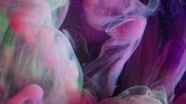 Sis sıvısı. Yanardöner dalga. Neon parlak boya sisi suda çözülüyor. Siyah arkaplan gökkuşağı parıltısında parlak duman soyut bulanıklık karışımı.