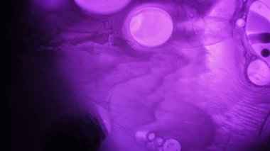 Moleküler doku. Islak akış boyası. Odaklanmamış mor neon rengi su sıvı siyah damla parlak mürekkep damlası açık yağ sanatına yayılıyor..