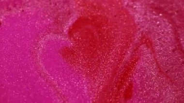 Dökülme sesi. Suyu boya. Soyut sanat arka planında yüzen pembemsi kırmızı parlak parlak akrilik sıvısı..