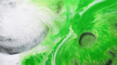 Boya kimyası. Mermer dokusu. Odaklanamayan yeşil beyaz çok renkli su sıvı ıslak akış sıvısı soyut yaratıcı arka planda yüzüyor.