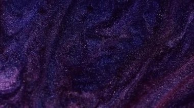 Parıldayan boya. Dalgalanma dokusu. Odaklanmamış mor renkli su, soyut sanat arka planında akan sıvı parçacıklar parlıyor..