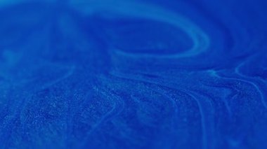 Mermer karışımı. Mürekkep gradyanı. Odaklanmamış mavi renk parıltılı su sıvısı yaratıcı ıslak diş minesi dokusu soyut arkaplanda daireler çiziyor.