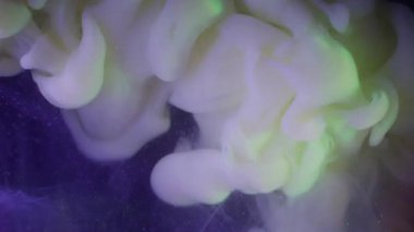 Haze yayıldı. Boya akışı. Sarı yeşil sisli sprey menekşe ışıltılı arka planda. Renkli soyut pigment karışımı üfleme bulanıklığı siyah.