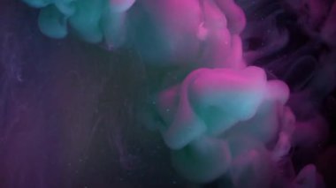 Buhar bulutu. Koyu sis. Siyah gece geçmişinde mor gri duman spreyi fırtınası. Renkli sıvı boya soyut bulanık duman suya sıçramış..