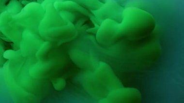 Duman dalgası. Mürekkebi karıştır. Odaklanmamış yeşil renk su sıçrama akrilik sis dokusu soyut sanat arka planında daireler çiziyor.