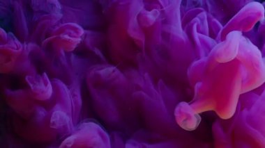 Duman akışı. Buharı boya. Mor pembe dumanlı patlama sıvıyla karıştırılmış. Soyut çözünmüş arkaplanda sualtı kimyasalı.