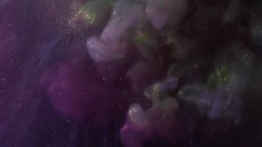 Buhar bulutu. Köpüklü sıvı. Siyah gece geçmişinde mor yeşil duman spreyi fırtınası. Renkli sıvı boya soyut bulanıklık suya sıçrar.