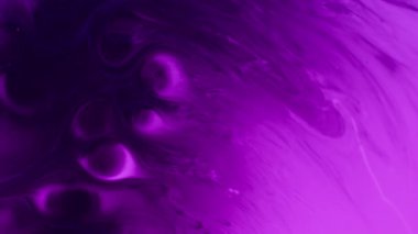 Boya lekesi. Islak leke. Mor akrilik akıma mor lekeli boya damlası. Sanat rengi harmanlama akışı soyut çözünürlük bulanık arkaplan.