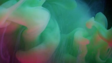 Su altı boyası. Haze girdabı. Kozmik soyut sıvıda renkli neon akış mürekkebi. Fantezi bulanıklığı siyah arkaplanda yeşil damla karışımı.