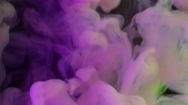 Duman patlaması. Boya patlaması. Pembe sarı neon boya çözünürlüğü. Soyut bulanık siyah arkaplanda renkli buhar üfleme karışımı.