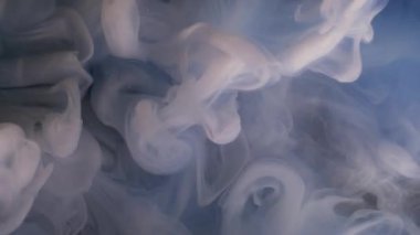 Yüzen su sıçraması. Suyu boya. Odaklanmamış mavi mor renkli kıvrımlı parlak sıvı duman soyut koyu siyah sanat arka planında akıyor.