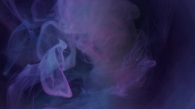 Buhar dokusu. Odaklanamayan akış. Bulanık emülsiyonda renk buharı karıştırıcı mürekkep akışı. Mor menekşe boya girdaplı su soyut arkaplan.