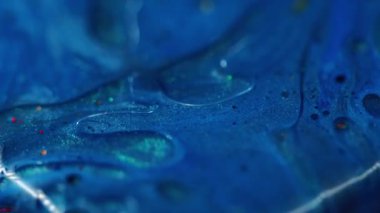 Parlak yağ. Karışım akışı. Odaklanmamış mavi renkli mürekkep rengi su mermeri, soyut arkaplanda hareket eden kimyasal desenli diş minesi sıvısına yol açar..