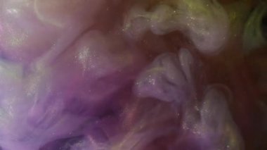 Haze yayıldı. Işıldayan akış. Mor sarı renkli sis dalgası esintisi. Renkli simli soyut pigment karışımı bulanık üflemeli.