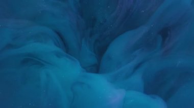 Buhar bulutu. Köpüklü sıvı. Mavi menekşe duman spreyi harmanlanmış arka plan. Işıldayan renk sıvısı soyut su altı boyası.