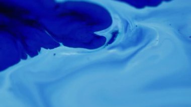 Karışık sıvı. Akan boya. Soyut yaratıcı sanat arka planında yüzen bulanık mavi renkli sıvı kimyasal akrilik su.