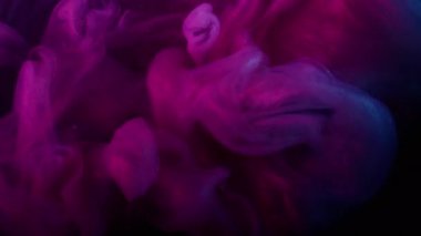 Buhar bulutu. Köpüklü sıvı. Siyah arka planda mor duman spreyi fırtınası. Neon rengi sıvı boya soyut bulanık su sıçraması.